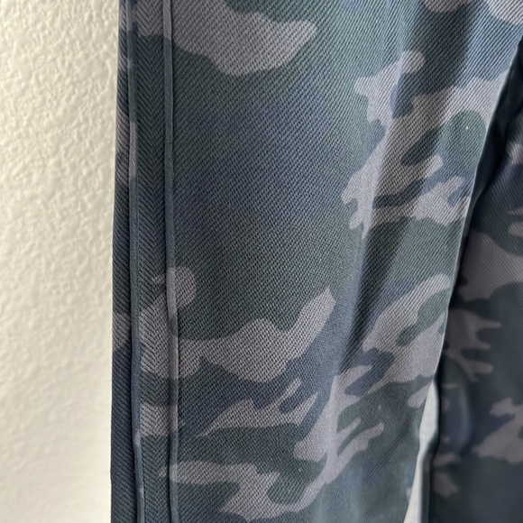 NWT Spanx Look at Me Now Seamless Leggings Black Camo Medium - Picture 8 of 13